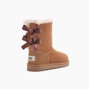 Kids chestnut UGG boots with ribbons